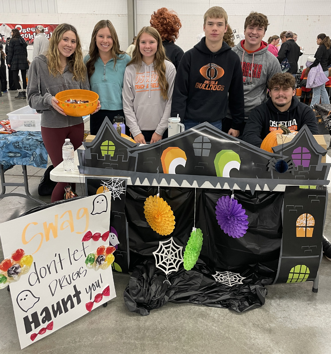 Osceola High School’s S.W.A.G (Students With Awesome Goals) students passed out treats. Pictured are Taylin Sanley, Charisa Boden, Savanna Boden, Liam White, Braylon Peterson, and Bransen Lavaley. Photo provided by Tasha Weller