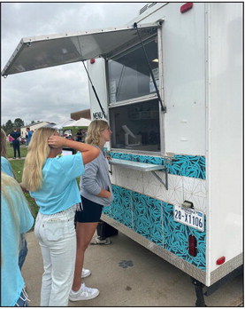 Students enjoy snow cones for homecoming week. Photo provided.