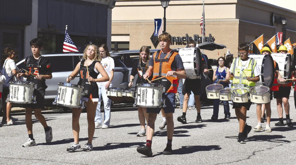 Osceola’s homecoming parade was enjoyed by many, including the kids in the parade. PCN photos by Beth Sparrow.