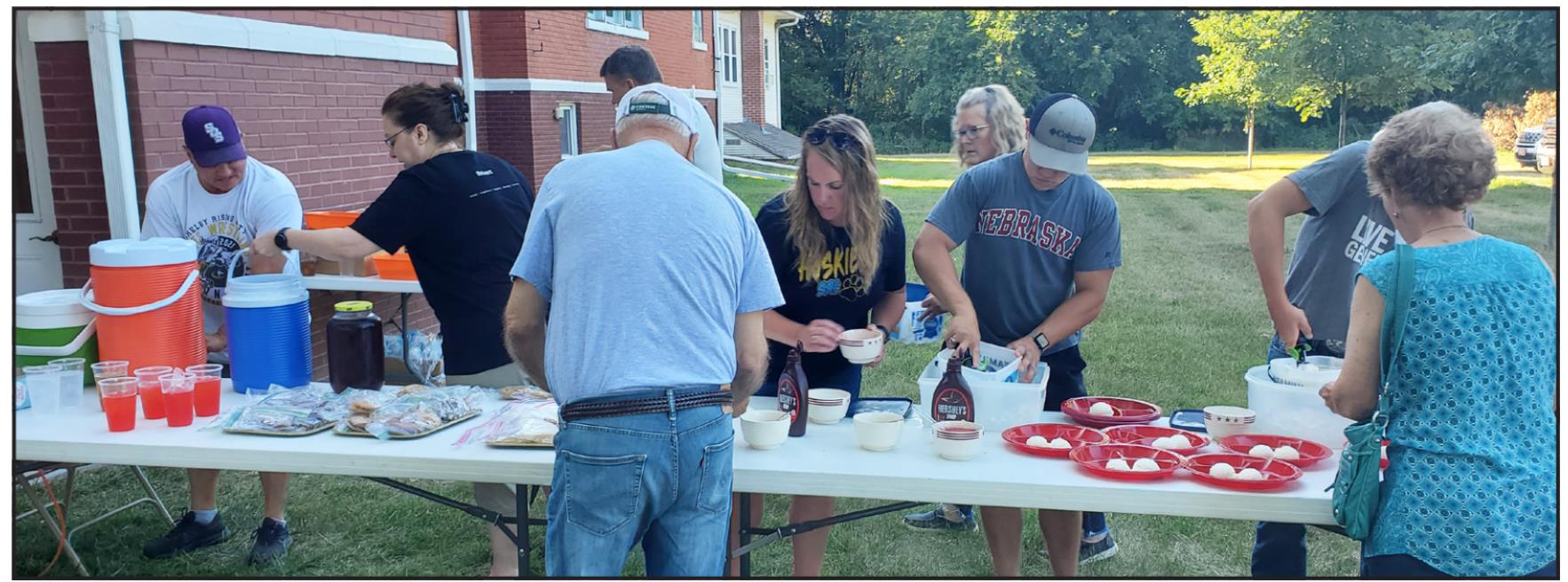 Many volunteers served ice cream and drinks.