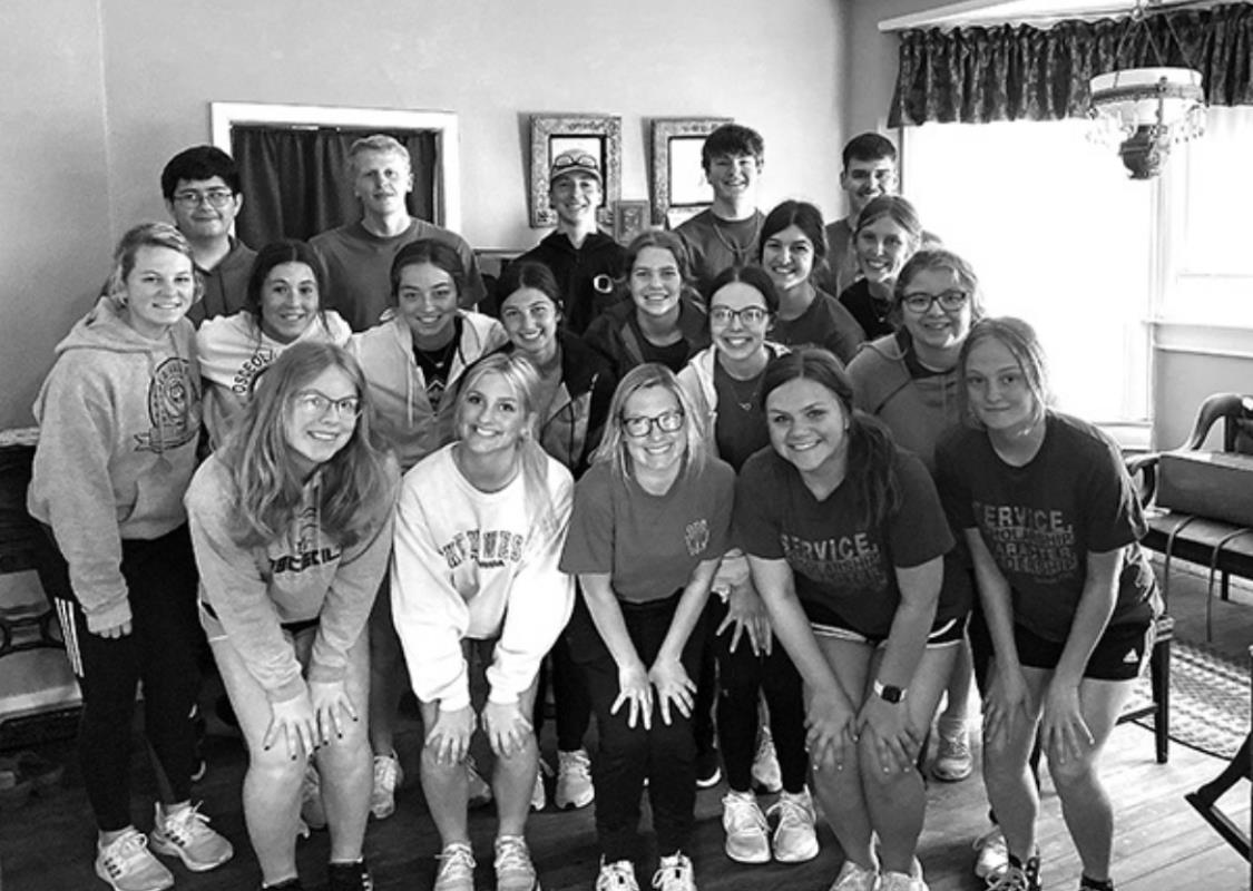 Osceola National Honor Society Students Help Clean Museum