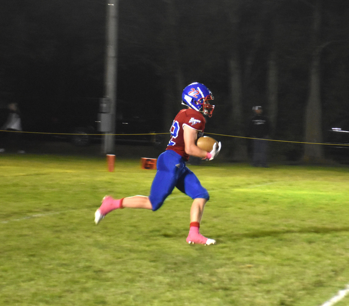 Gage Friesen runs the ball. He had 158 rushing yards and 4 touchdowns against Deshler. PCN file photo by Beth Sparrow.