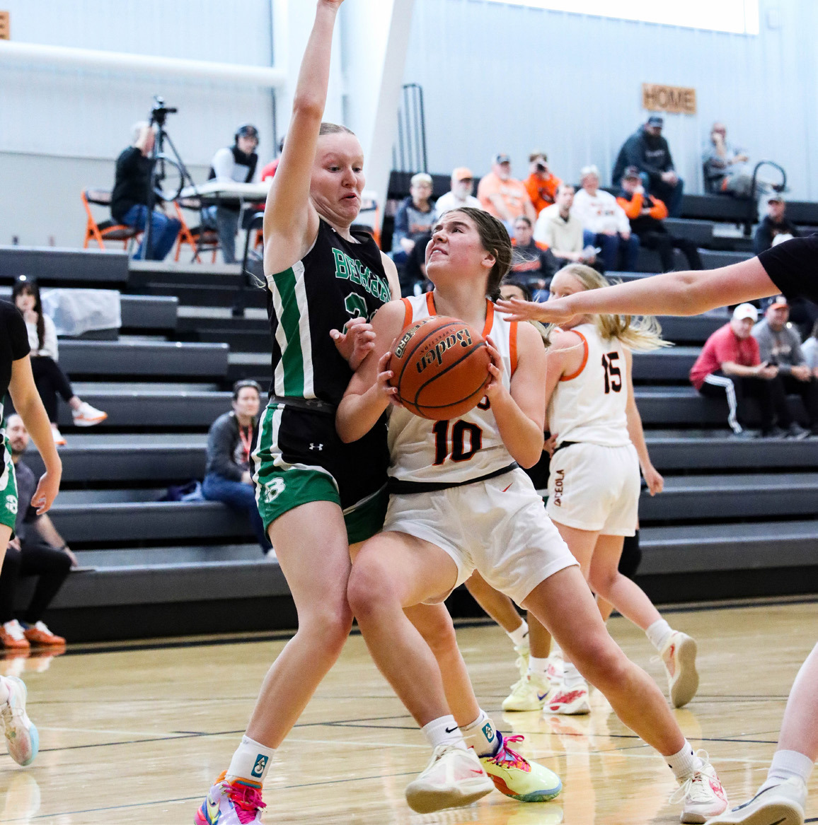 Osceola senior Addison Theis (10) averaged 15.3 points per game last year as she led the area in scoring. Theis leads a veteran group of Bulldogs into the new season. PCN file photo.