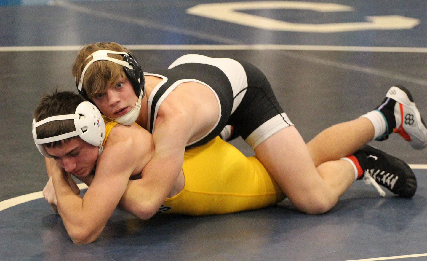 Above: Devin Nuttelman (CCO) wrestles Traven Reznicek (SRC). Nuttelman pinned him in 1:11. Below: Jed Berggren (left) wrestled Daugherty of Lakeview. PCN photos by Travis Lane.