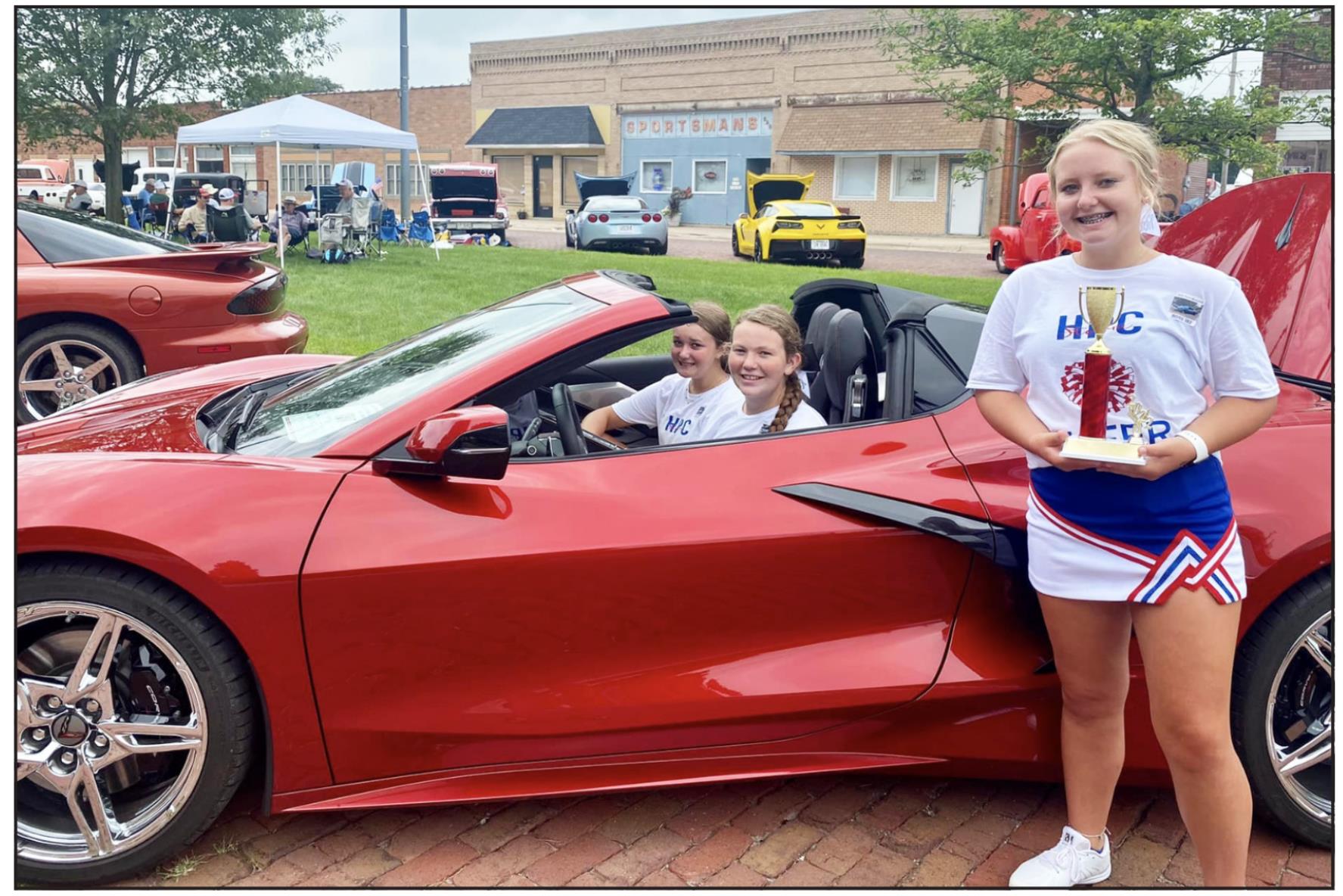 Elanie Sweet and Allie Howell in the car, Kenslei Carlson with the award.