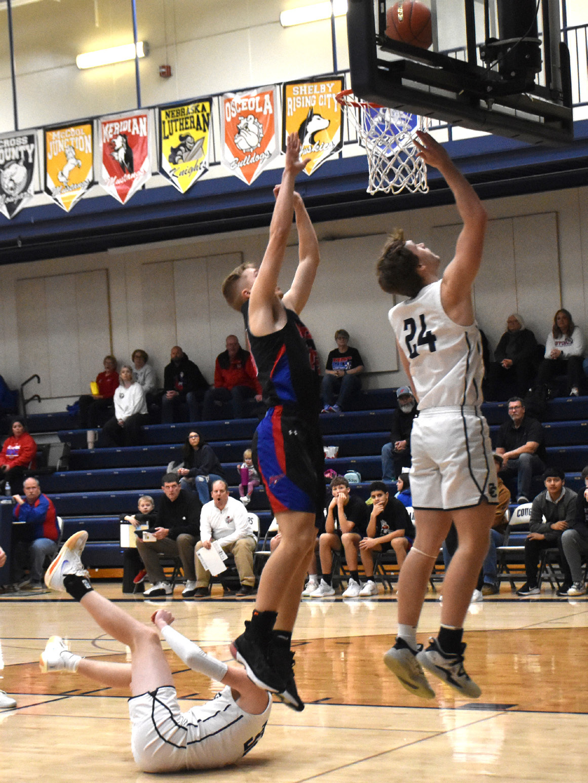 Langdon Arbuck (CC) puts the ball up as Brodey Spurling (HPC) goes up to rebound. PCN photo by Beth Sparrow.