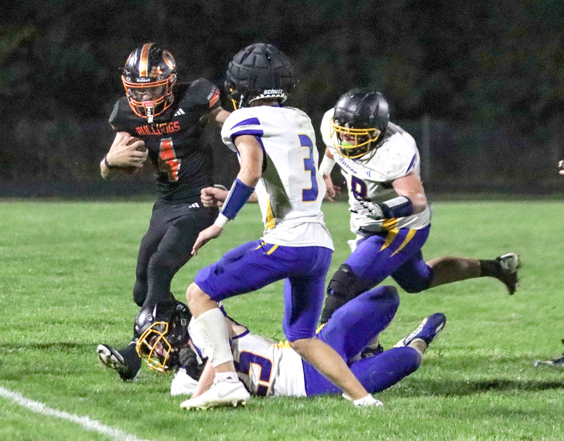 Osceola sophomore Landan Drozd (4) is confronted as he tries to turn the corner against the Riverside Chargers defense in Friday night’s Homecoming win in Osceola. PCN photo by Blaine Winslow.