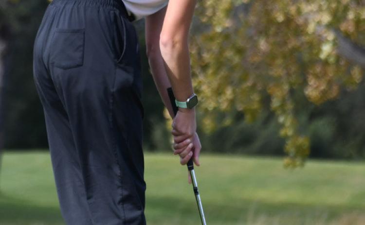 Alexis Wetjen of SRC sets up her putt during Monday’s Class C State Golf. Photo by Carol Kelley, Valley Voice.