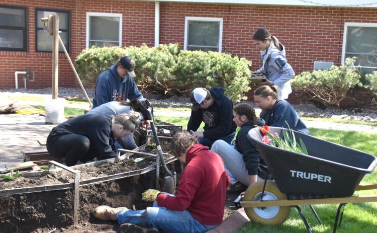 Osceola FFA and alumni worked together on the landscape for the Good Samaritan Society nursing home in Osceola. Below: A rock dedicated to Brian Gabel was revealed. Pictured are his family: mother Chris, son Brant, son Brenden, daughter Halle and father Pat. PCN photos by Beth Sparrow.