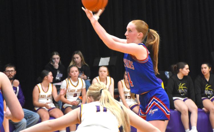 Peyton Hofmann shoots a free throw