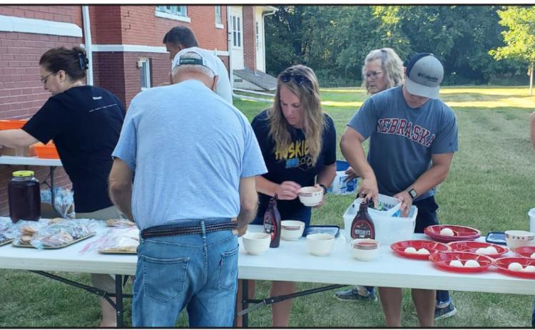 Many volunteers served ice cream and drinks.