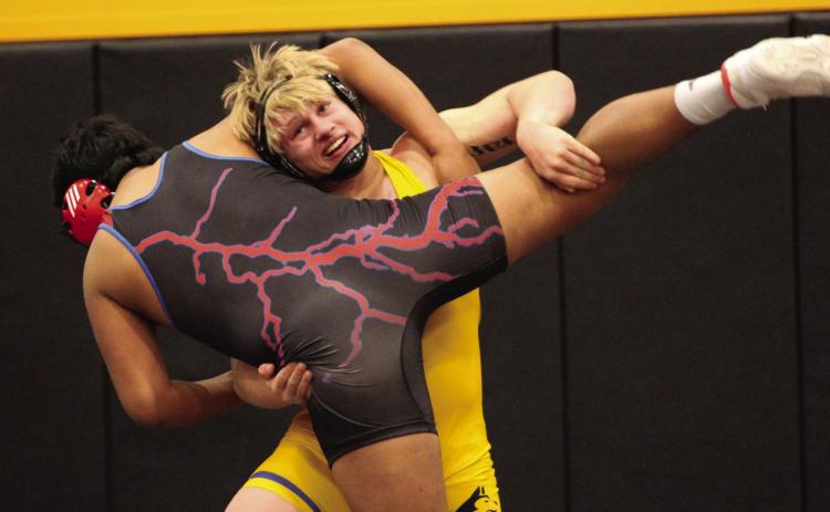 Eli Fjell (SRC) tries to take down Neddy Lesiak (HPC). Fjell pinned him in 1:02. PCN photo by Travis Lane.