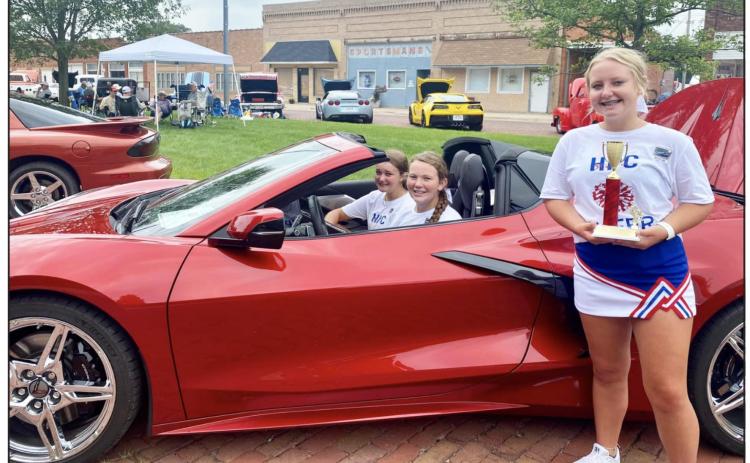 Elanie Sweet and Allie Howell in the car, Kenslei Carlson with the award.