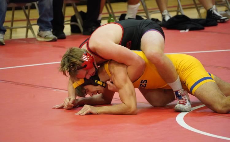 Wyatt Urkoski (HPC) wrestles Landon Sliva (SRC) in a battle of the seniors at 175 pounds. PCN photo by Jen Vrbka.
