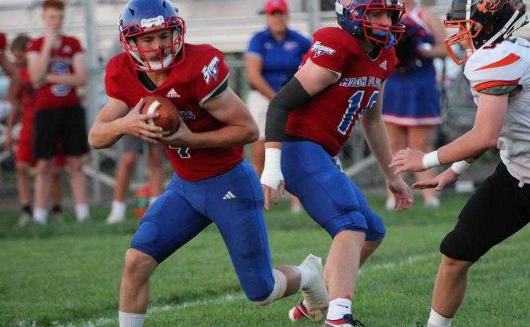 Junior Aaron Brown (4) takes the hand-off and breaks outside to his right in Friday night’s game against the Giltner Hornets. PCN photo by Travis Lane.