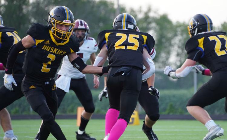 Logan Lindsley (#2) hands off the ball to Gabe Dutton-Mofford (#25). PCN photo by Jen Vrbka.